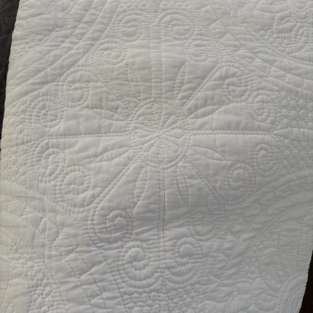 New Casual Comfort Embossed Quilt Set Full/Queen Bright White Quilt and Shams